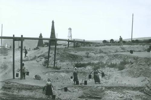 Нефтепровод на окраине Черного города